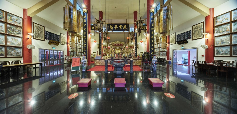Toa Payoh Seu Teck Sean Tong enshrines Song Da Feng as its primary deity and has practiced Taoist, Buddhist and Confucian traditions since its establishment in 1942. It also includes a facility that houses ancestral tablets and a Traditional Chinese Medicine Clinic which provides free medical care to all, regardless of race or religion.